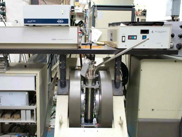 X-Band Pulsed-EPR Spectrometer with AWG (Bruker)